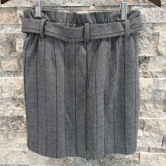 Dynamite Gray with Black Thin Stripes Women's Skirt Size 10 - Picture 2 of 8
